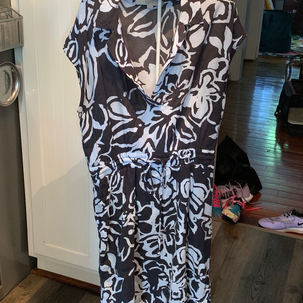 Ann Taylor Loftdrawstring waist summer dress. Worn a few times